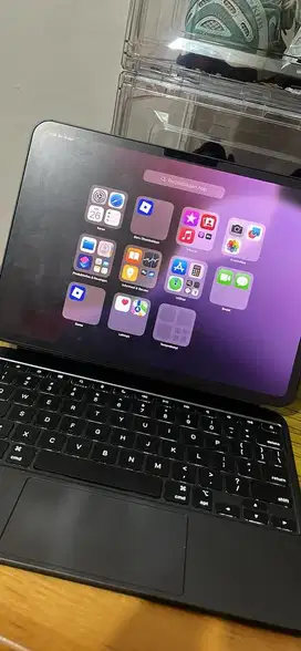 Ipad pro M4 11 256gb Wifi + Magic Keyboard ibox masih garansi