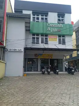 Disewakan Ruko 3 lantai per tahun