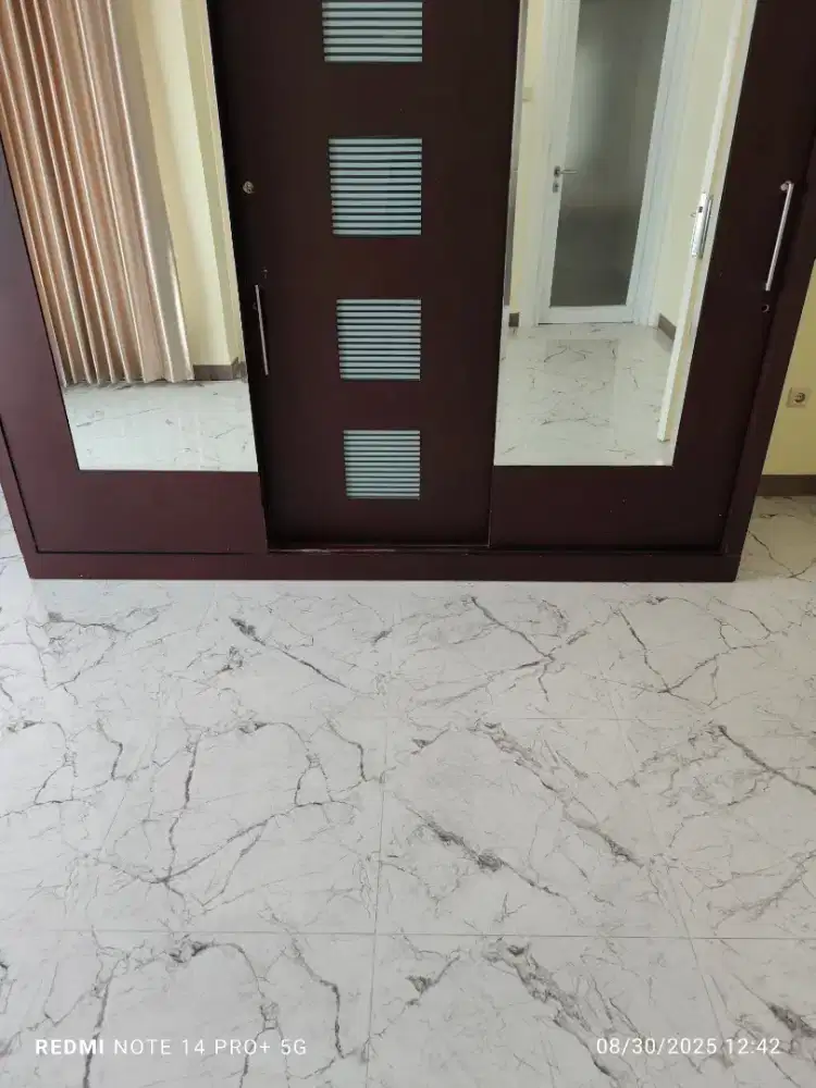 Lemari Pakaian Ukuran Besar