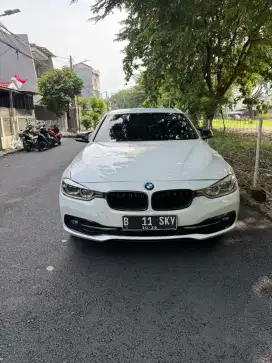 BMW 320i LCi 2016 putih