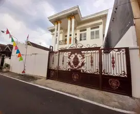Rumah Mewah 2 Lt di Lingkungan Nyaman