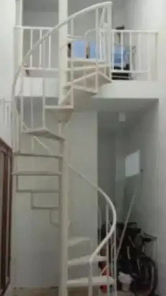 Tangga besi putar