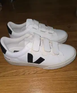 Sepatu Veja Chromefree Leather