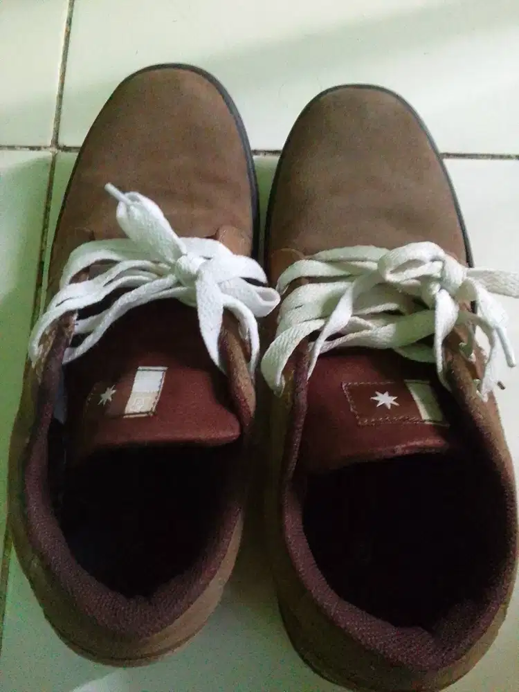 Di Jual Sepatu Merk DG * warna cokelat tali putih