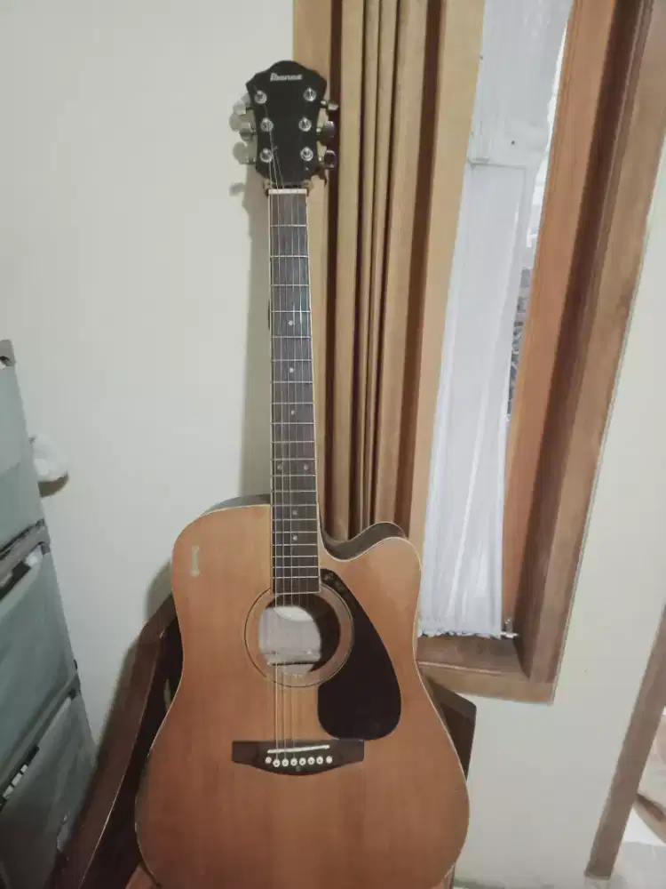 Gitar akustik Ibanez