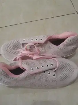 Sepatu olahraga pink size 40