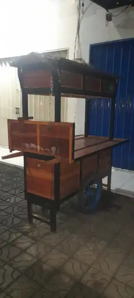 Gerobak dijual murah, sudah siap pakai jualan sampe malam (ada lampu)