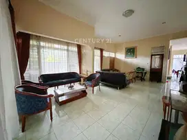 Rumah Hoek Di Jalan Raya Kayu Putih, 2 Rumah Dari Indomaret S8138