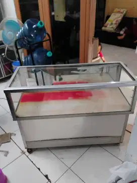 Etalase konter pulsa vocer minus ada yg pecah