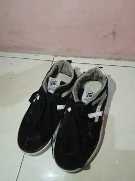 Sepatu asics 43