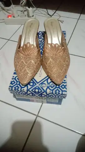 Sendal slop buat kondangan