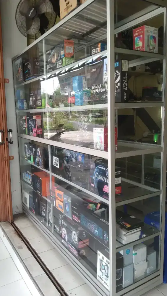 Etalase kaca tinggi 2 meter