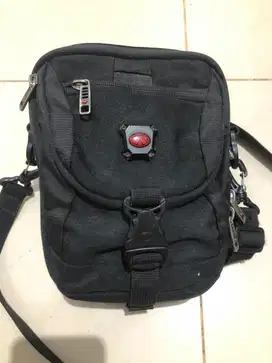 Tas Eiger slempang di paha