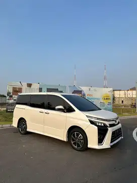 Toyota VOXY 2021 putih
