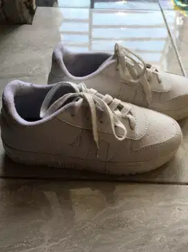 Sepatu sneakers dua pasang