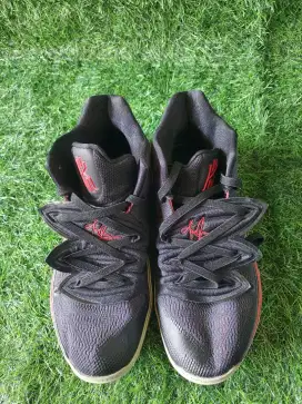 Sepatu nike kyrie size 42.5 fit 40/41 like new