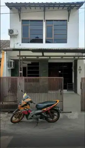Disewakan rumah terawat strategis di komplek kembar bandung