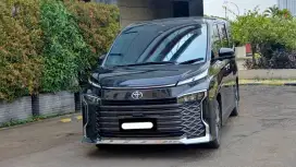 Toyota voxy cvt tss 2023 hitam