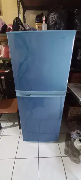 Dijual Kulkas SHARP 2 Pintu Biru Mulus SJ-237