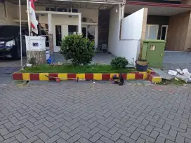 Potong rumput rawat taman
