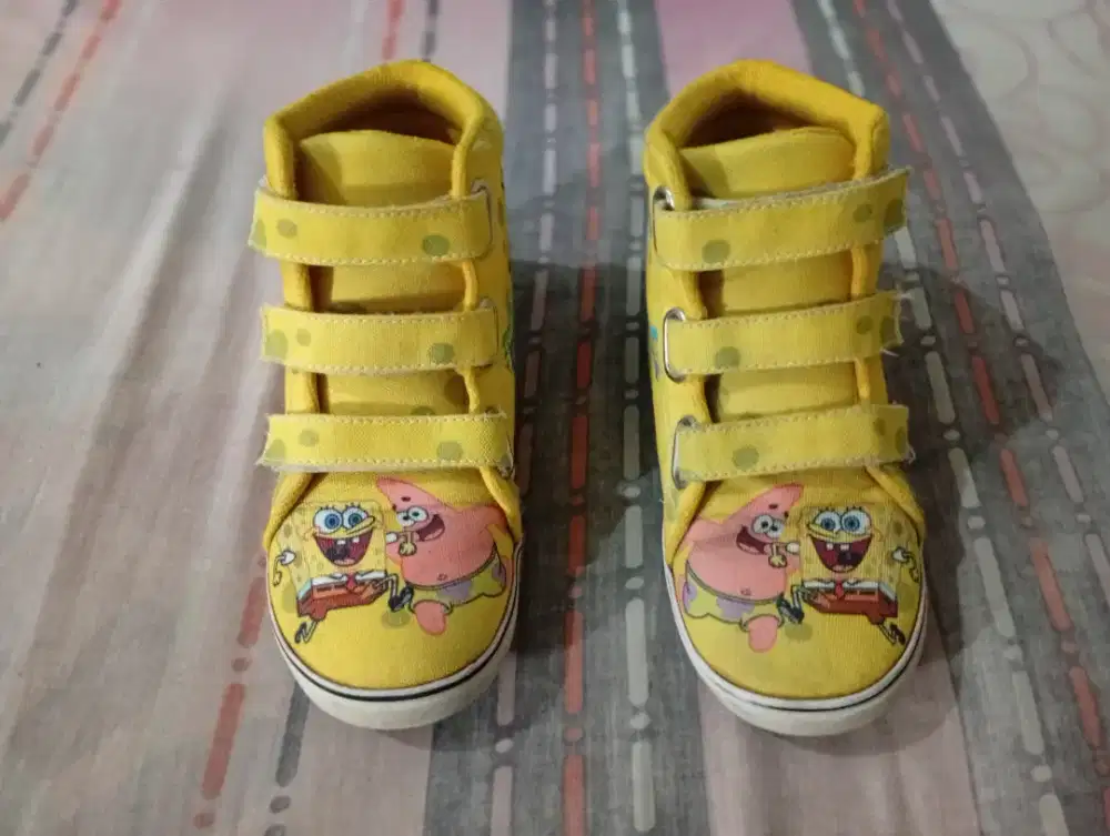 Sepatu Brand Lokal Gambar Spongebob Ukuran 33 Layak Pakai