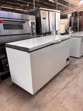 Freezer box
Merk GEA
Kapasitas 492 liter