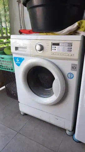 Mesin cuci front load