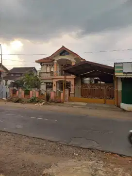 Di jual rumah + toko , lokasi jalan raya stategis, siap huni.