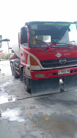 Truck mixer Hino lohan tahun 2010