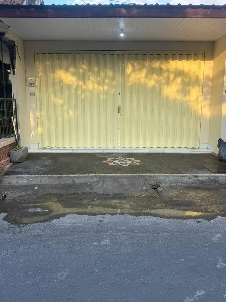Di kontrakan toko pinggir jalan utama