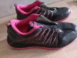 sepatu olahraga wanita