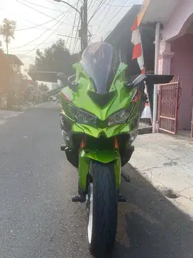 Kawasaki Ninja ZX25R Lemon Lime Green