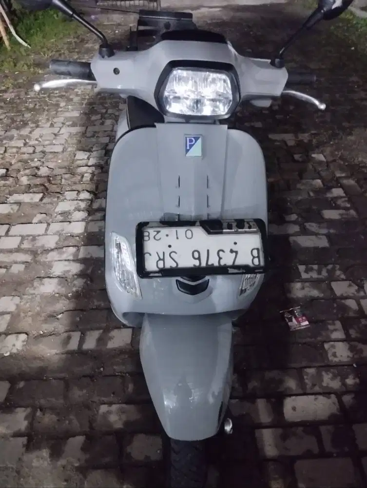 Vespa Piagio tahun 2022 warna ABU-ABU dan Kuning tahun 2022