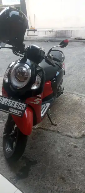 SCOOPY 2023 Merah Hitam