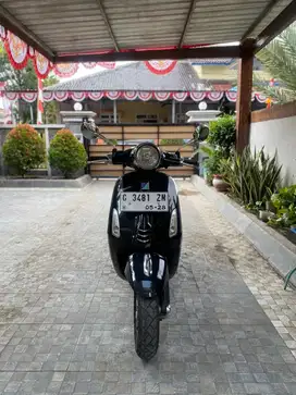 Vespa Primavera 3V ie Black on Red