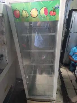 Dijual shocase  merk RSA normal sekali