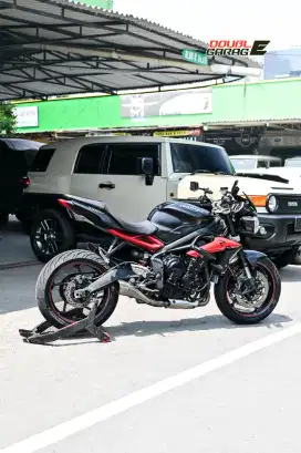TRIUMPH STREET TRIPLE 675  HITAM  2017 ISTIMEWA LANGKA