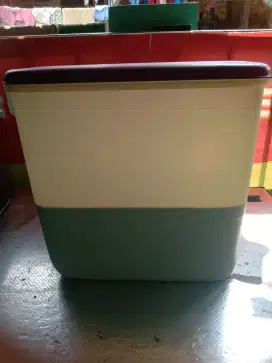 Tempat beras Tupperware