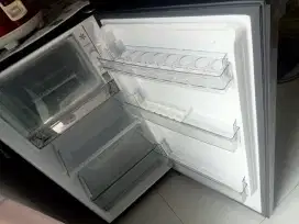 Jual saja kulkas merk Aqua masih sangat mulus