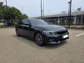 BMW 320i Black 2021