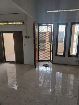 Disewakan pertahun rumah di cluster Simprug diporis luas 90m2