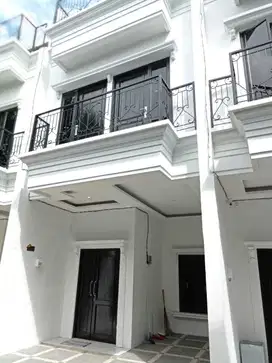 Rumah Strategis Dekat Jalan Utama