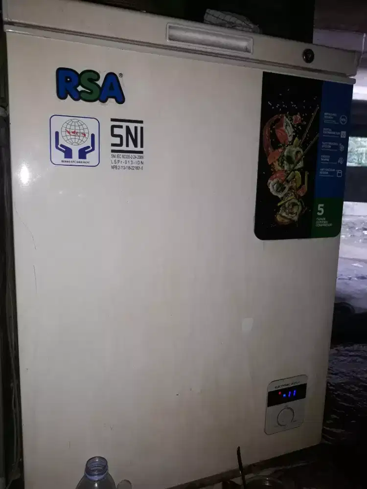 Freeser kondisi masih 80%dan berpungsi dgn baik jual butuh
