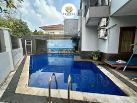 House For Sale With Swimming Pool, Posisi di Hook