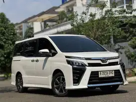 TOYOTA VOXY 2.0 AT 2018 PUTIH TGN PERTAMA