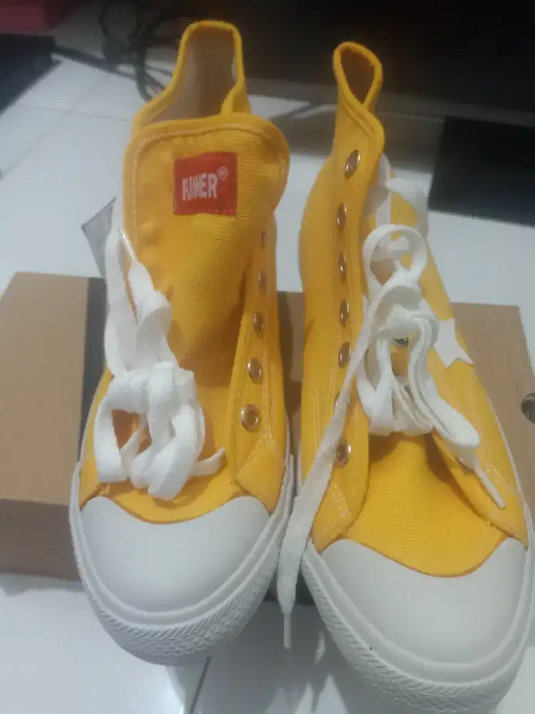 Sepatu Runner warna kuning