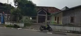 dikontrakan rumah luas cocok untuk caffe ,kantor dll di gejayan
