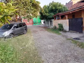 Rumah depan Lapangan