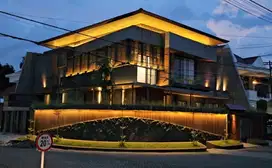 TROPICAL HOUSE WITH WATERFAL DI MANYAR AKSES GALAXY MALL
