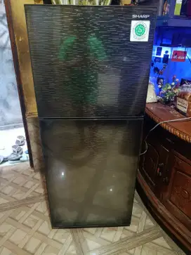 Kulkas 2 pintu merek Sharp